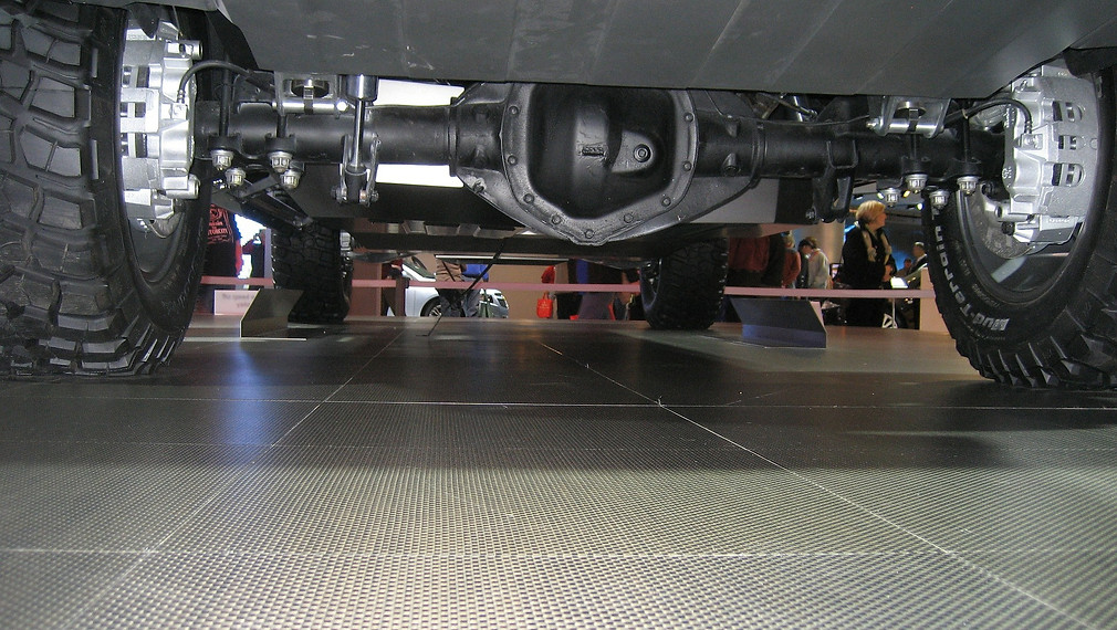 Wheel alignment rack photo